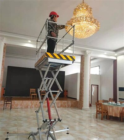 便攜(xie)式鋁合(he)金升降(jiang)平台8