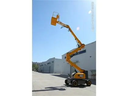 柴(chai)油屈臂(bi)式升降(jiang)平台車(che)